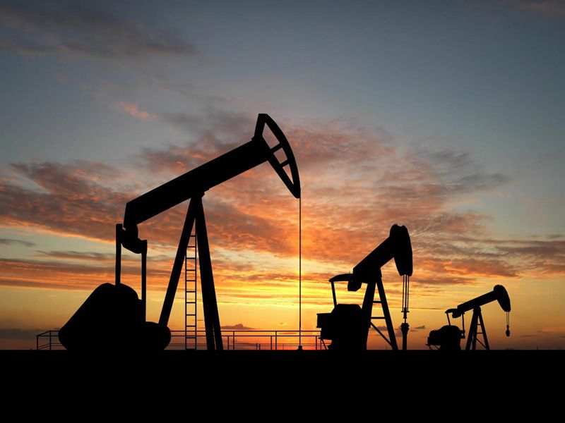 Precios del petróleo caen desde máximos de los últimos siete años
