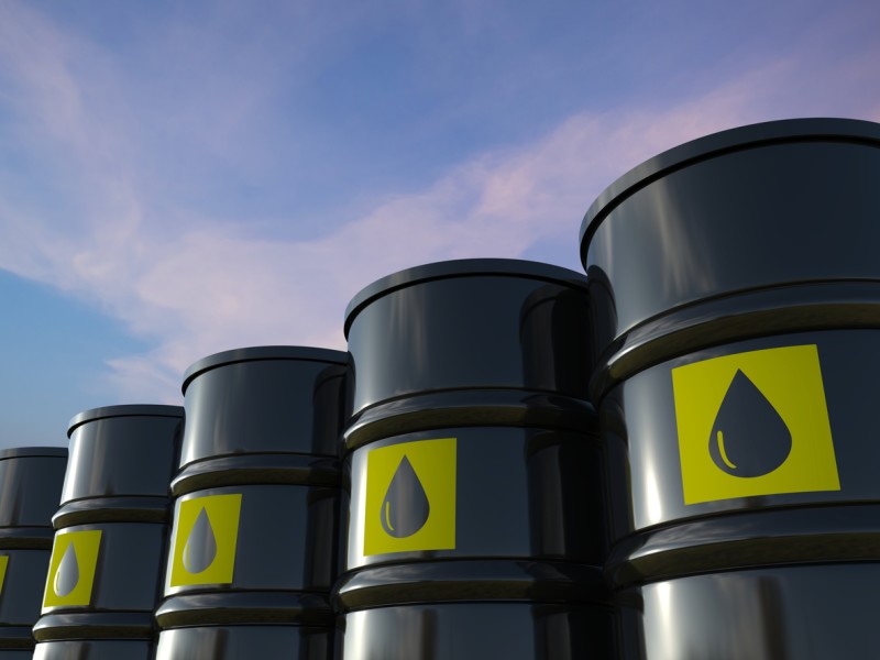 Precios del petróleo ceden casi 60 centavos después de la reducción de pedidos de China para 2022